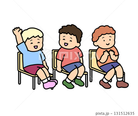 授業を聞く子供たち　机なし　3人 131512635