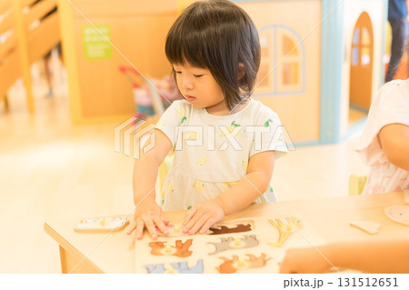 パズルで遊ぶ女の子の幼児 131512651
