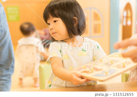 パズルで遊ぶ女の子の幼児 パズルで遊ぶ女の子の幼児 131512655