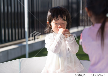自宅のプールで遊ぶ女の子の幼児 自宅のプールで遊ぶ女の子の幼児 131512676