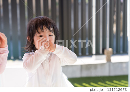 自宅のプールで遊ぶ女の子の幼児 自宅のプールで遊ぶ女の子の幼児 131512678
