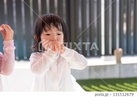 自宅のプールで遊ぶ女の子の幼児 自宅のプールで遊ぶ女の子の幼児 131512679