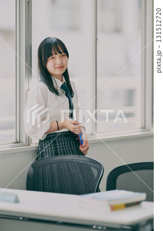 女子中学生　窓際でのポートレート 131512720