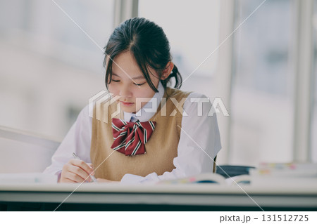 塾の教室で勉強する女子中学生 131512725