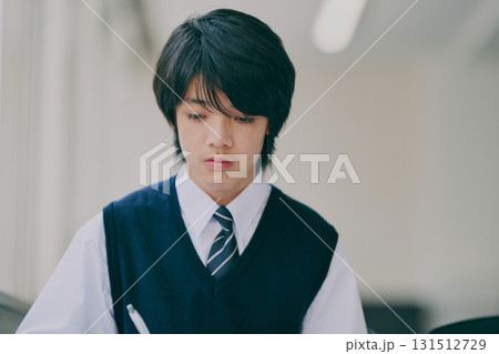 塾の教室で勉強する男子中学生 131512729