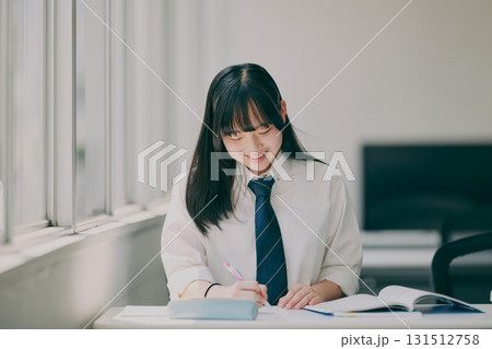 塾の教室で勉強する女子中学生 131512758