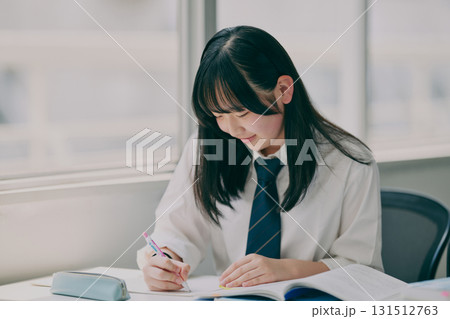 塾の教室で勉強する女子中学生 塾の教室で勉強する女子中学生 131512763