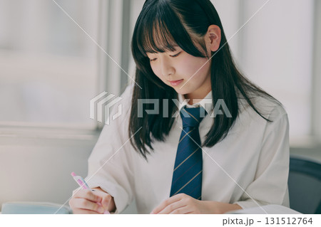 塾の教室で勉強する女子中学生 131512764