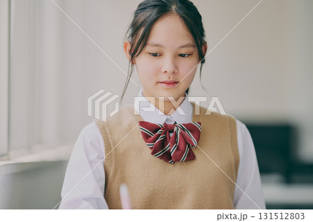 塾の教室で勉強する女子中学生 塾の教室で勉強する女子中学生 131512803
