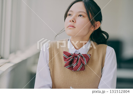 塾の教室で勉強する女子中学生 131512804