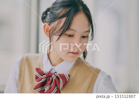 塾の教室で勉強する女子中学生 131512807