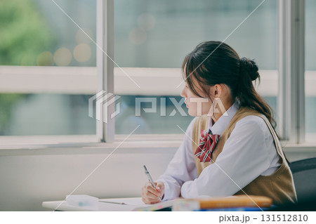 塾の教室で勉強する女子中学生 131512810