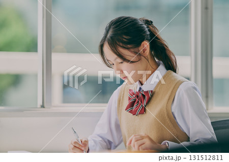 塾の教室で勉強する女子中学生 131512811