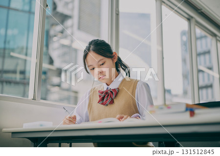 塾の教室で勉強する女子中学生 131512845