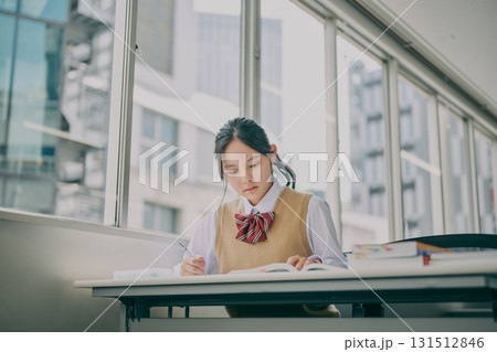 塾の教室で勉強する中学生 131512846