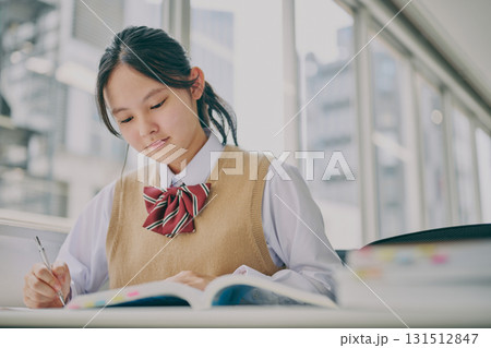 塾の教室で勉強する女子中学生 131512847