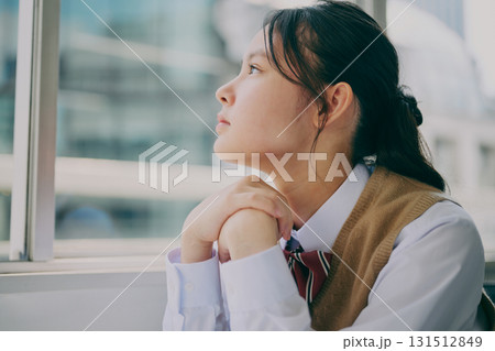 窓の外を見つめる女子中学生 131512849