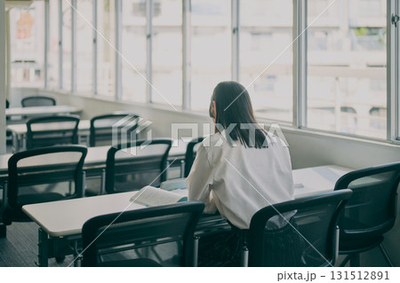 塾の教室で勉強する女子中学生 131512891