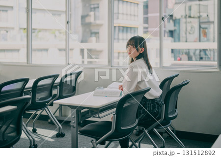 塾の教室で勉強する女子中学生 塾の教室で勉強する女子中学生 131512892