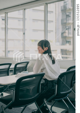 塾の教室で勉強する女子中学生 塾の教室で勉強する女子中学生 131512895