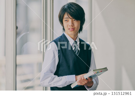 塾の教室で勉強する中学生 131512961