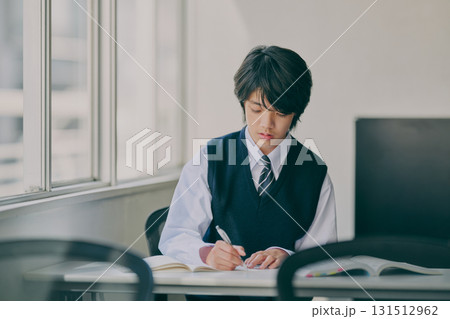 塾の教室で勉強する男子中学生 塾の教室で勉強する男子中学生 131512962