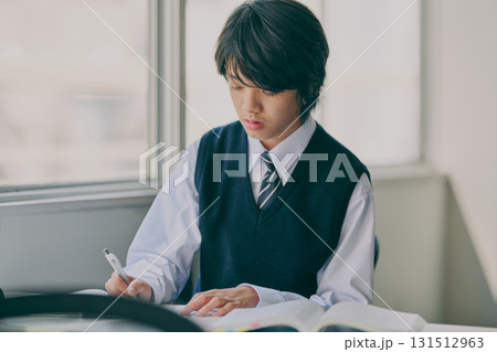 塾の教室で勉強する男子中学生 131512963