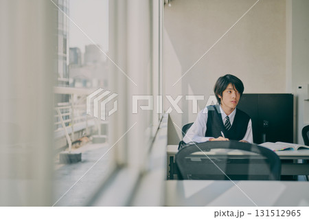 塾の教室で勉強する男子中学生 131512965