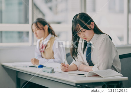 塾の教室で勉強する中学生たち 131512982