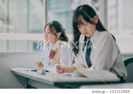 塾の教室で勉強する中学生たち 131512984