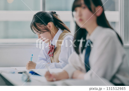 塾の教室で勉強する中学生たち 塾の教室で勉強する中学生たち 131512985