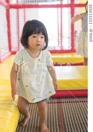 トランポリンで遊ぶ女の子の幼児 131513028