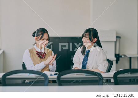 お喋りしている中学生たち お喋りしている中学生たち 131513039