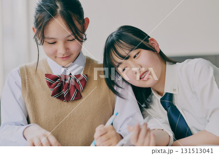 塾の教室で勉強する中学生たち 131513041