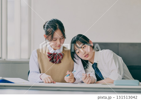 塾の教室で勉強する中学生たち 塾の教室で勉強する中学生たち 131513042