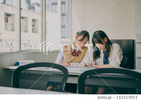 塾の教室で勉強する中学生たち 131513051