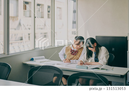塾の教室で勉強する中学生たち 塾の教室で勉強する中学生たち 131513053