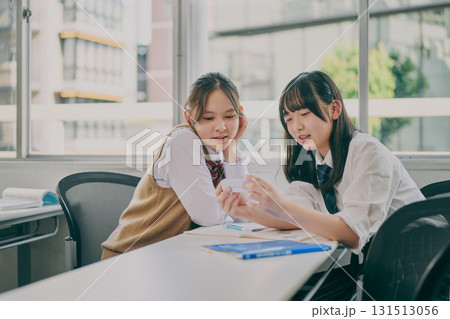 塾の教室で勉強する中学生たち 131513056