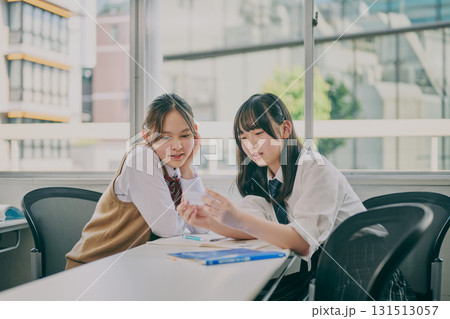 塾の教室で勉強する中学生たち 塾の教室で勉強する中学生たち 131513057