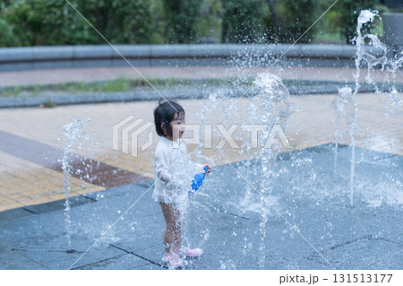 マンション広場の噴水で遊ぶ日本人の幼児 131513177