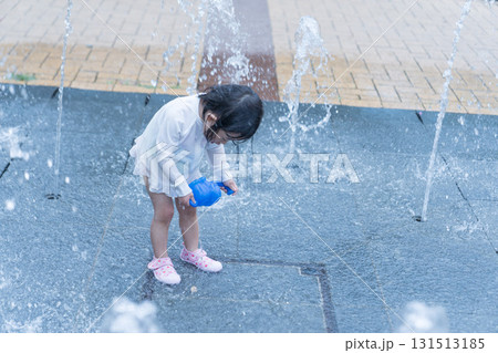 マンション広場の噴水で遊ぶ日本人の幼児 マンション広場の噴水で遊ぶ日本人の幼児 131513185