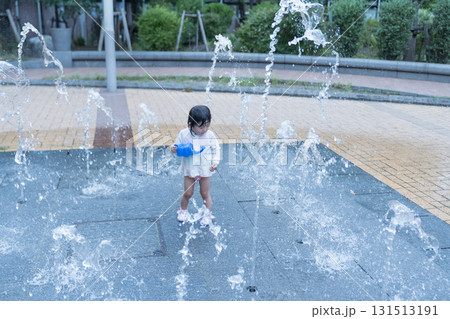 マンション広場の噴水で遊ぶ日本人の幼児 131513191