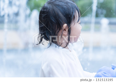 マンション広場の噴水で遊ぶ日本人の幼児 131513195