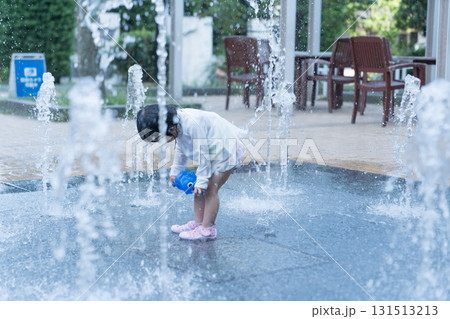 マンション広場の噴水で遊ぶ日本人の幼児 131513213