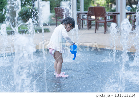 マンション広場の噴水で遊ぶ日本人の幼児 131513214
