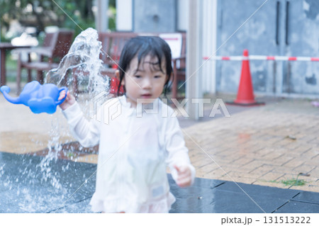 マンション広場の噴水で遊ぶ日本人の幼児 131513222