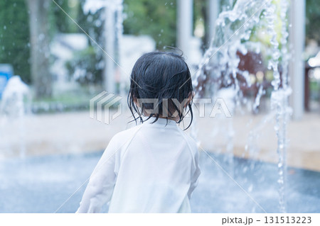 マンション広場の噴水で遊ぶ日本人の幼児 131513223