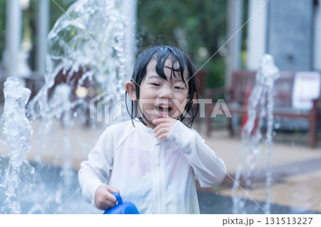 マンション広場の噴水で遊ぶ日本人の幼児 マンション広場の噴水で遊ぶ日本人の幼児 131513227