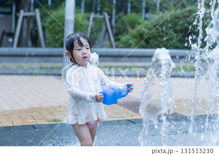 マンション広場の噴水で遊ぶ日本人の幼児 131513230