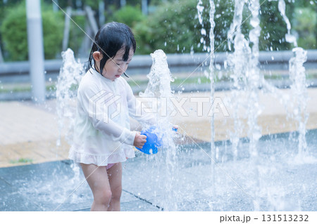 マンション広場の噴水で遊ぶ日本人の幼児 131513232